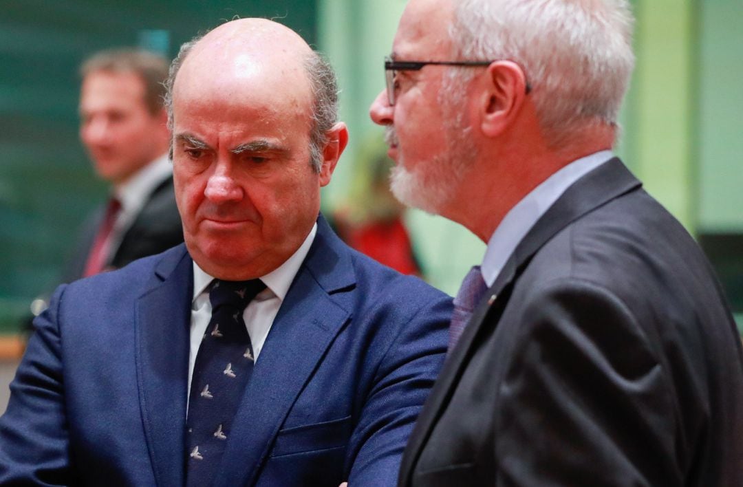 El vicepresident del Banc Central Europeu, Luis de Guindos (i), a l'inici de la reunió de ministres d'Economia i Finances de la UE, Ecofin, celebrada a Brussel·les, avui.