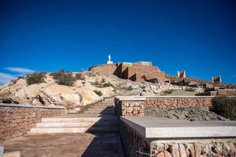 El nuevo mirador del Cerro de San Cristóbal abre al público este sábado tras una inversión de 3,4 millones.