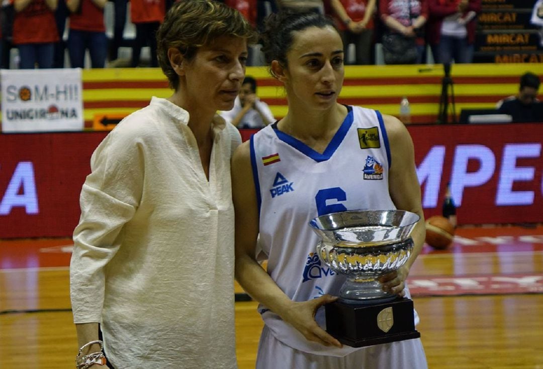 Silvia Domínguez recibe la copa de subcampeón.