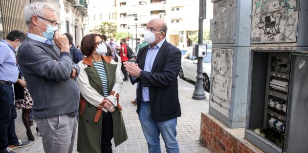 El alcalde, Joan Ribó, y la concejala de Gestión de Recursos, Luisa Notario, durante la presentación de este miércoles de los 22 puntos de carga para vehículos eléctricos en farolas y pérgolas fotovoltaicas