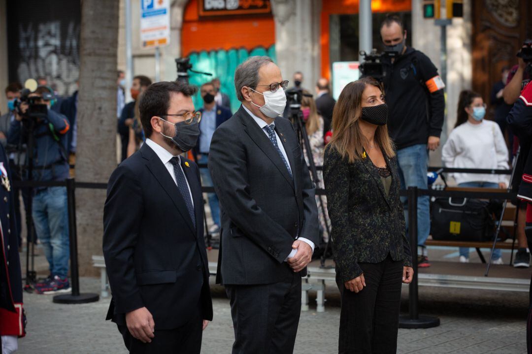 Pere Aragonès, Quim Torra i Mertixell Budó durant la ofrena de la Generalitat al monument a Rafael Casanova
