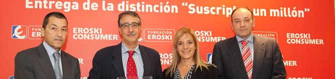 Jesús Soria, director de 'SER Consumidor', recibe el premio de Eroski Consumer