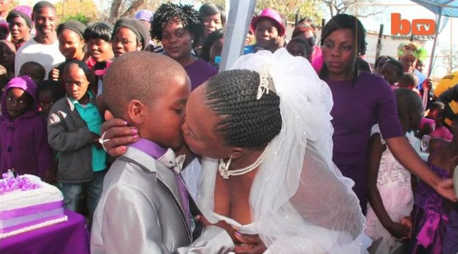 Beso entre el matrimonio Saneie de 9 años y Helen de 62