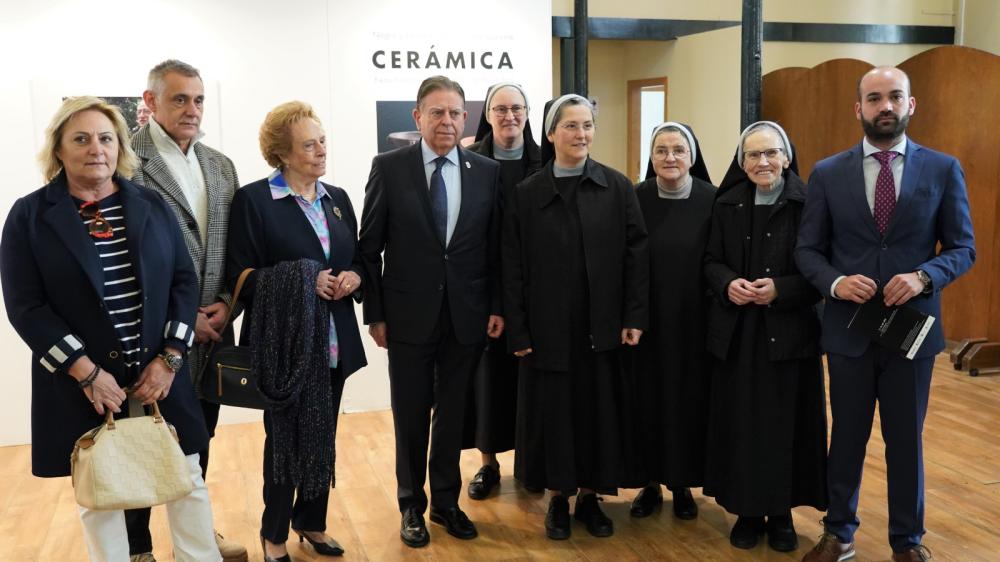 El alcalde de Oviedo, Alfredo Canteli con las monjas de Las Pelayas en la presentación de exposición de cerámica histórica en la plaza de Trascorrales de Oviedo.