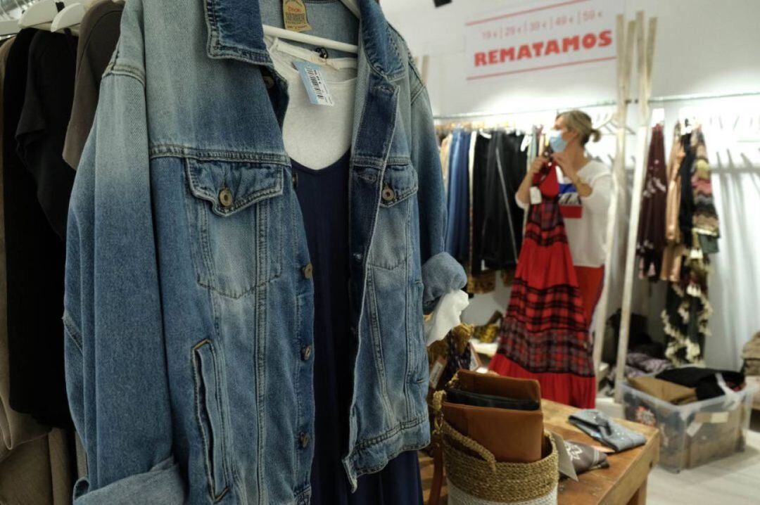 Preparación de una tienda de ropa antes de ser abierta al público