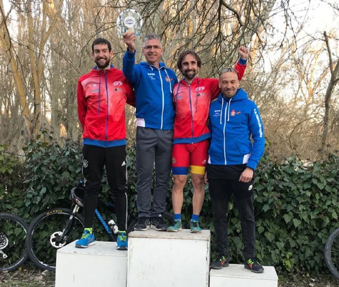 Luis Villán, con el trofeo, junto a tres de sus compañeros, entre ellos, Miguel Huchet (d). Ambos competirán en Salamanca.