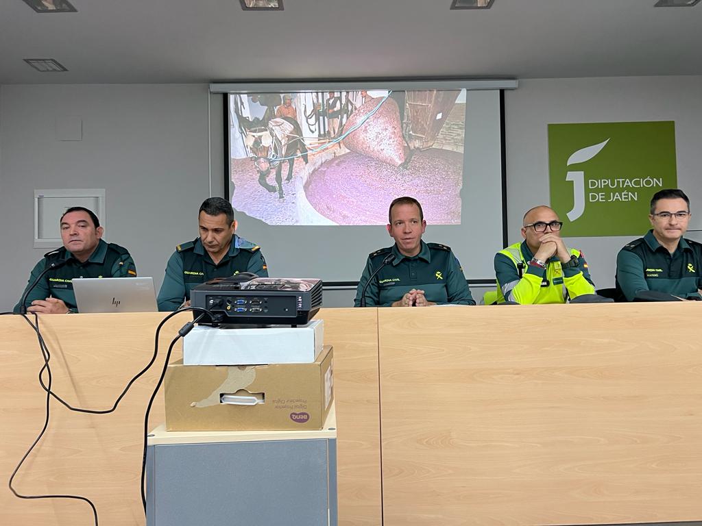 Mandos de la 2 ª Compañía de la Guardia Civil de Baeza en la charla en Jódar