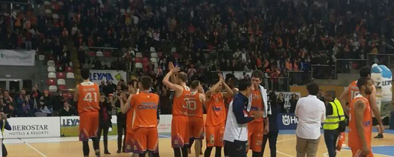 Jugadores del Básquet Coruña aplauden a la afición al finalizar el partido