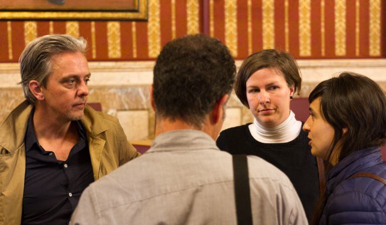 A la izquierda, Michael Colville, fundador y coordinador del Copenhagenize Index, conversa con miembros de &quot;A Contramano&quot; durante su reciente visita a Sevilla