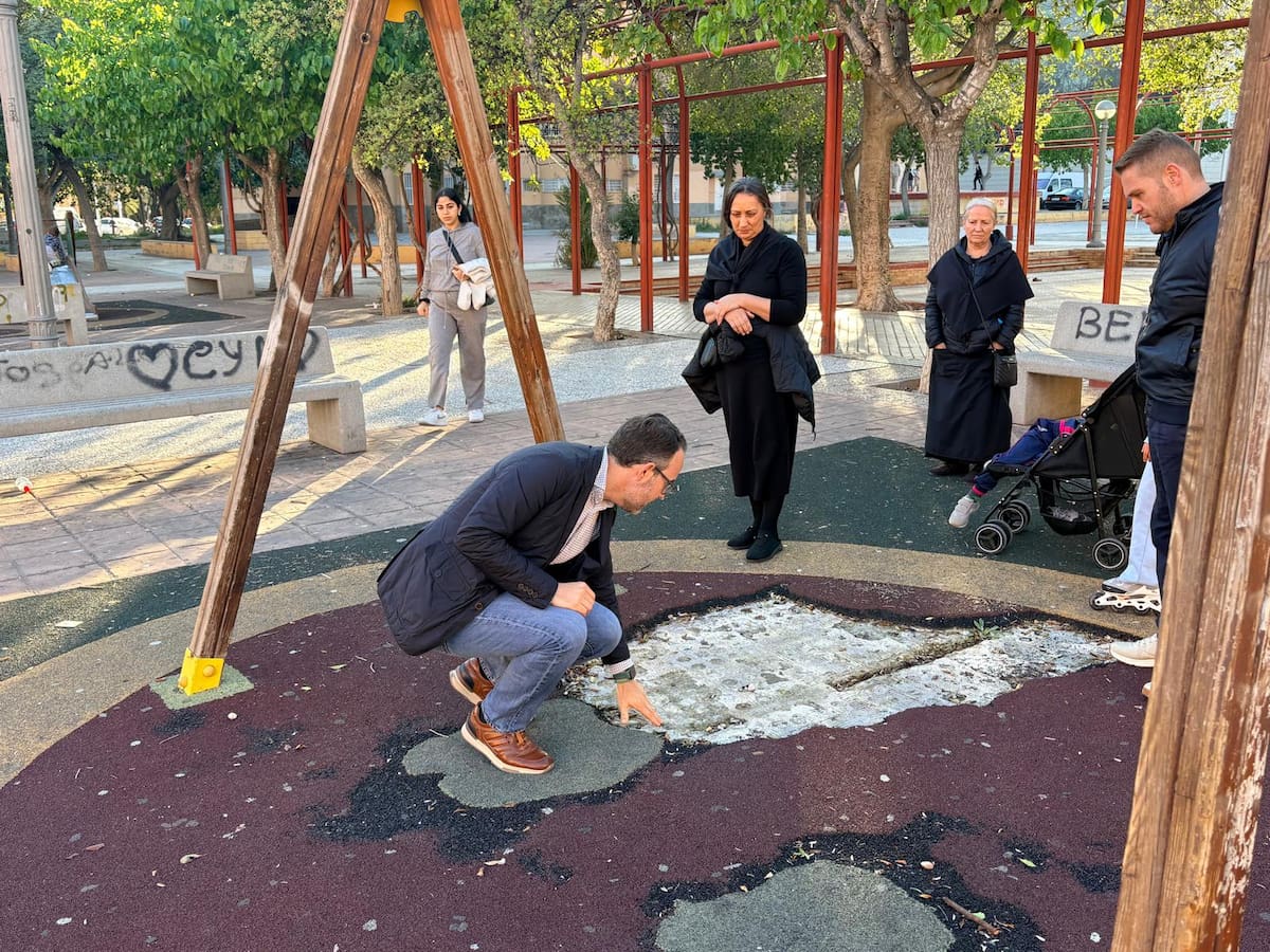 El PSOE Elche exige actuaciones de mantenimiento en Los Palmerales ante la situación de "abandono" del barrio