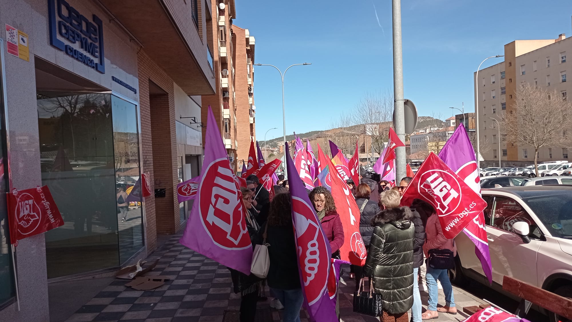 Las trabajadoras de limpieza se han vuelto a concentrar ante la sede de la patronal de Cuenca