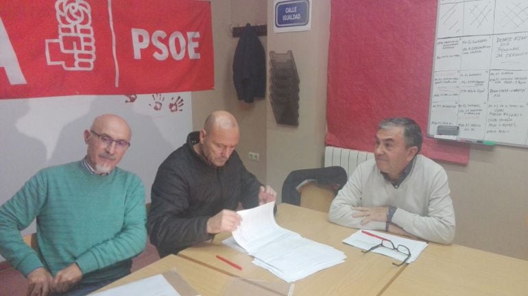 Militantes del PSOE en la sede de Pedro Coca