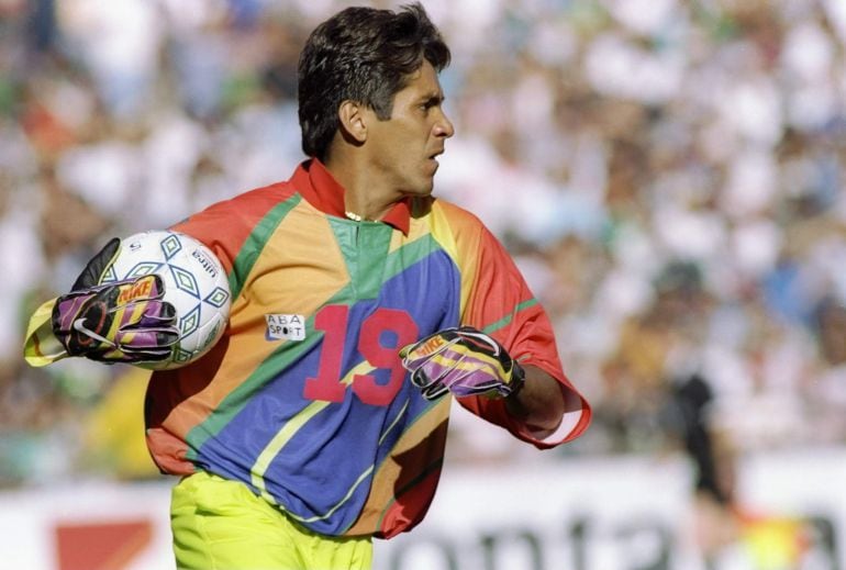 Jorge Campos, durante un lance del partido que México jugó frente a Guatemala en la Copa de Oro de 1996