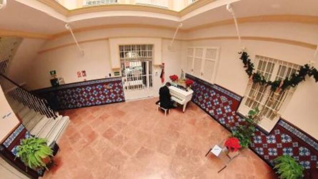 Pablo López en el patio de Radio Sevilla