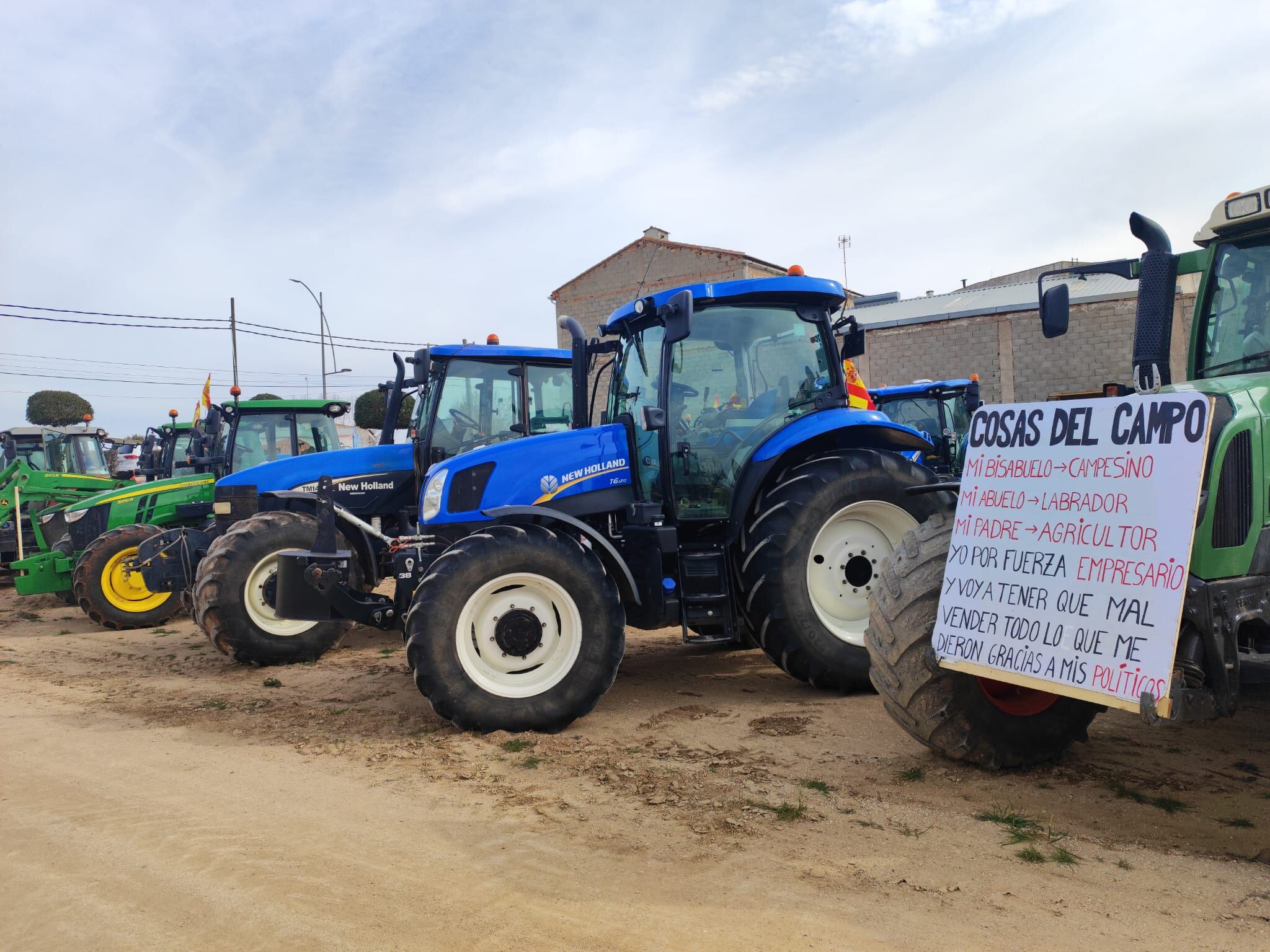 Tractores aparcados tras llegar a El Provencio