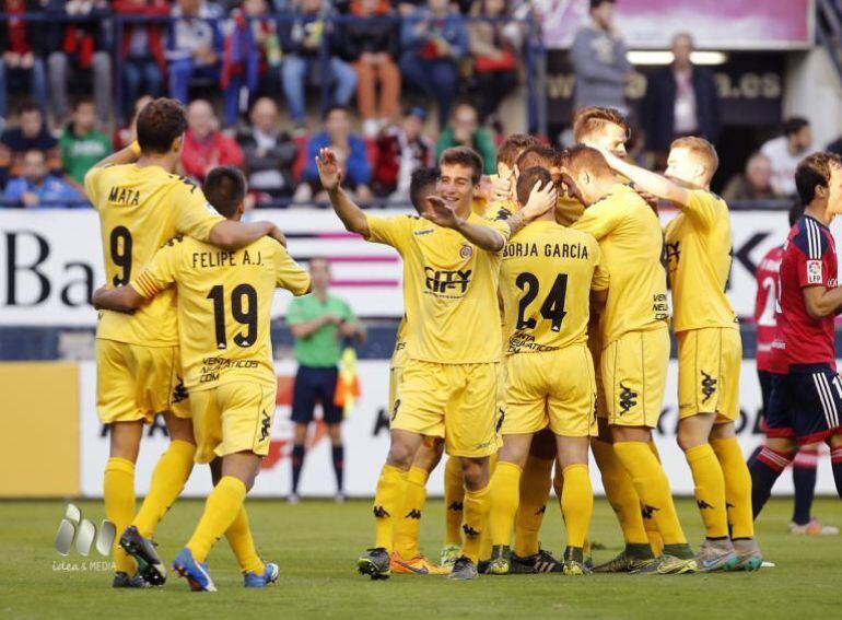 Els jugadors del Girona celebren el gol marcat a El Sadar.