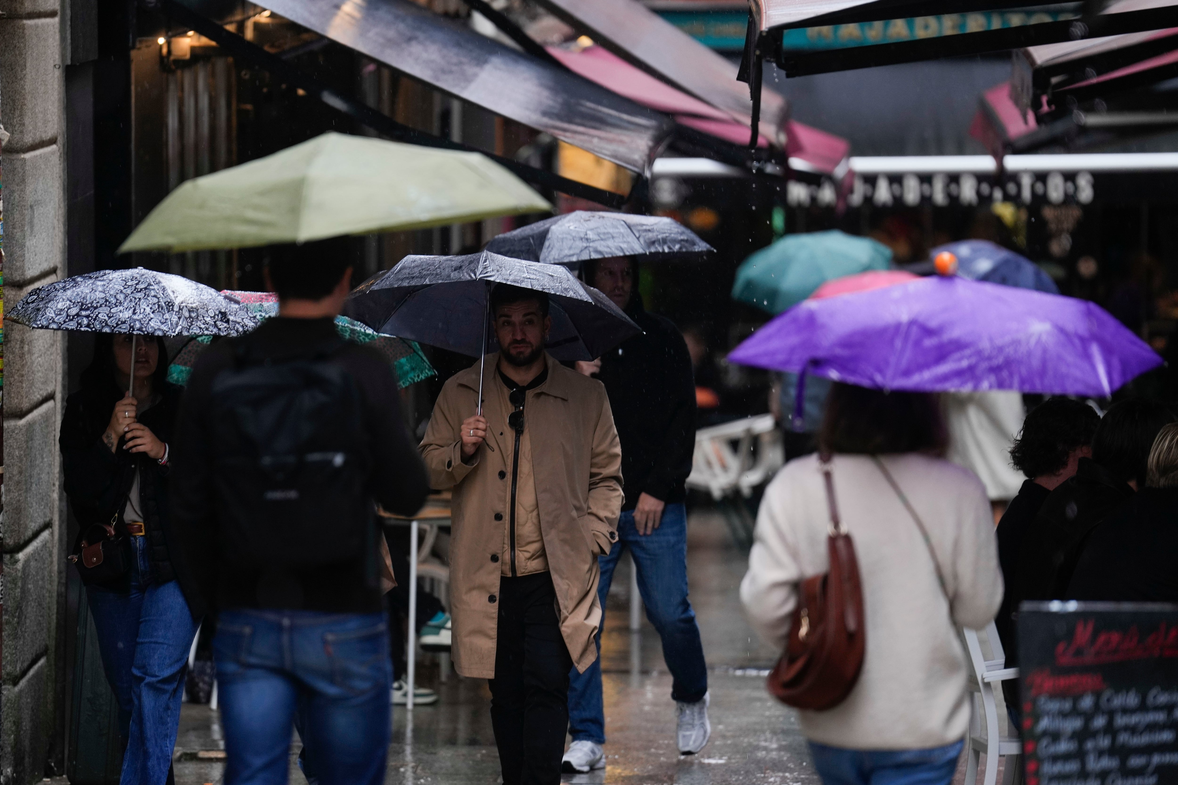 Personas pasean este sábado por la Puerta del Sol en Madrid.