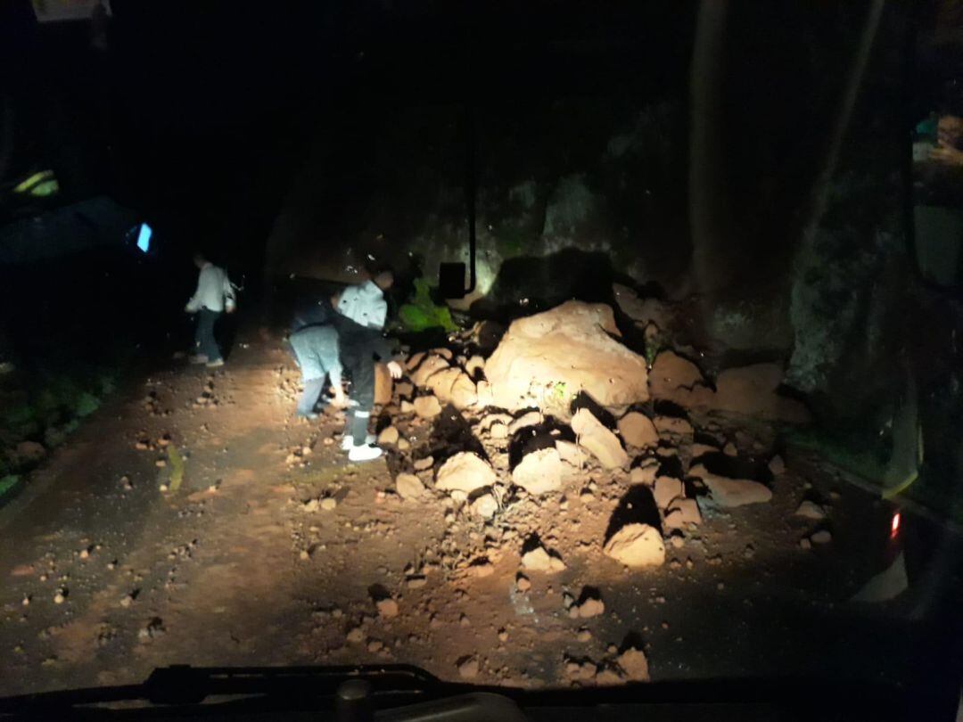 Vecinos de Taganana ayudan a retiran las piedras de la calzada