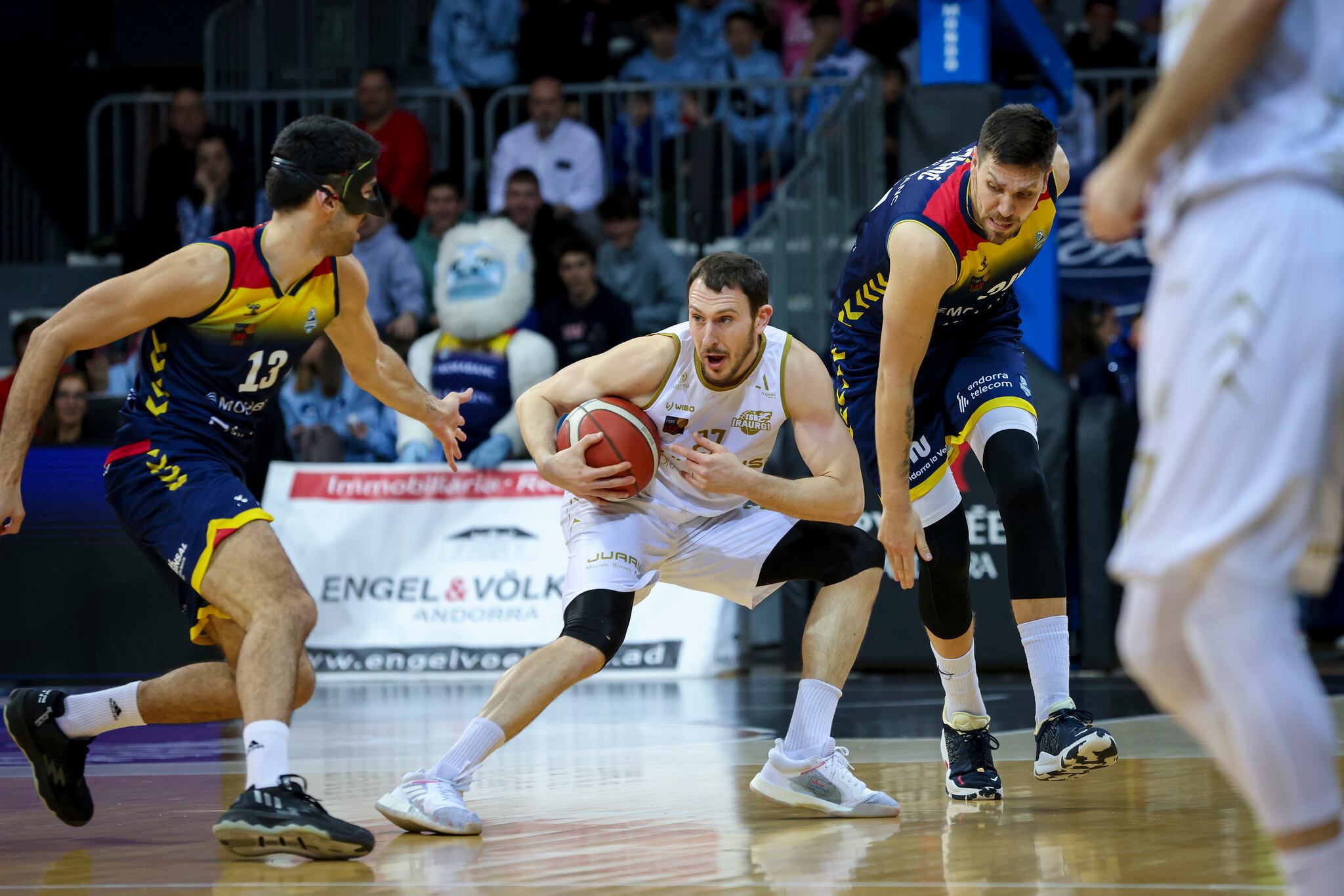 Un instant del partit entre el MoraBanc Andorra i el Juaristi al Poliesportiu.