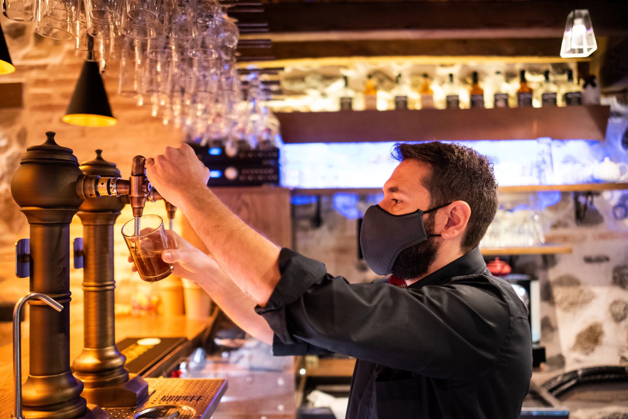 Un camarero prepara una cerveza