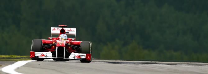 El piloto español de Fórmula Uno de la escudería Ferrari, Fernando Alonso, en acción durante la tercera sesión de entrenamientos libres en el circuito de Nürburgring