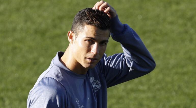 El delantero Cristiano Ronaldo durante el entrenamiento del Real Madrid este martes en Valdebebas.