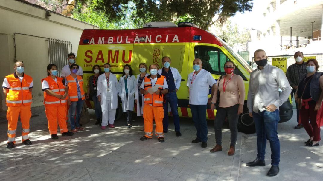 Trabajadores del CICU y el edil de Compromís, Rafa Mas (con mascarilla negra) en la sede del SAMU del Hospital General de Alicante