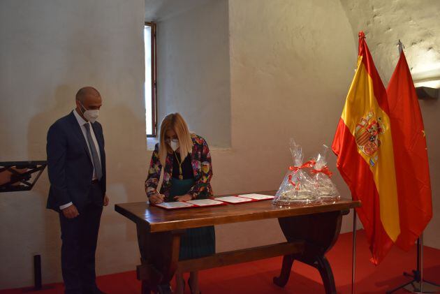 Momento de la firma del hermanamiento en la sala noble del Castillo de Petrer