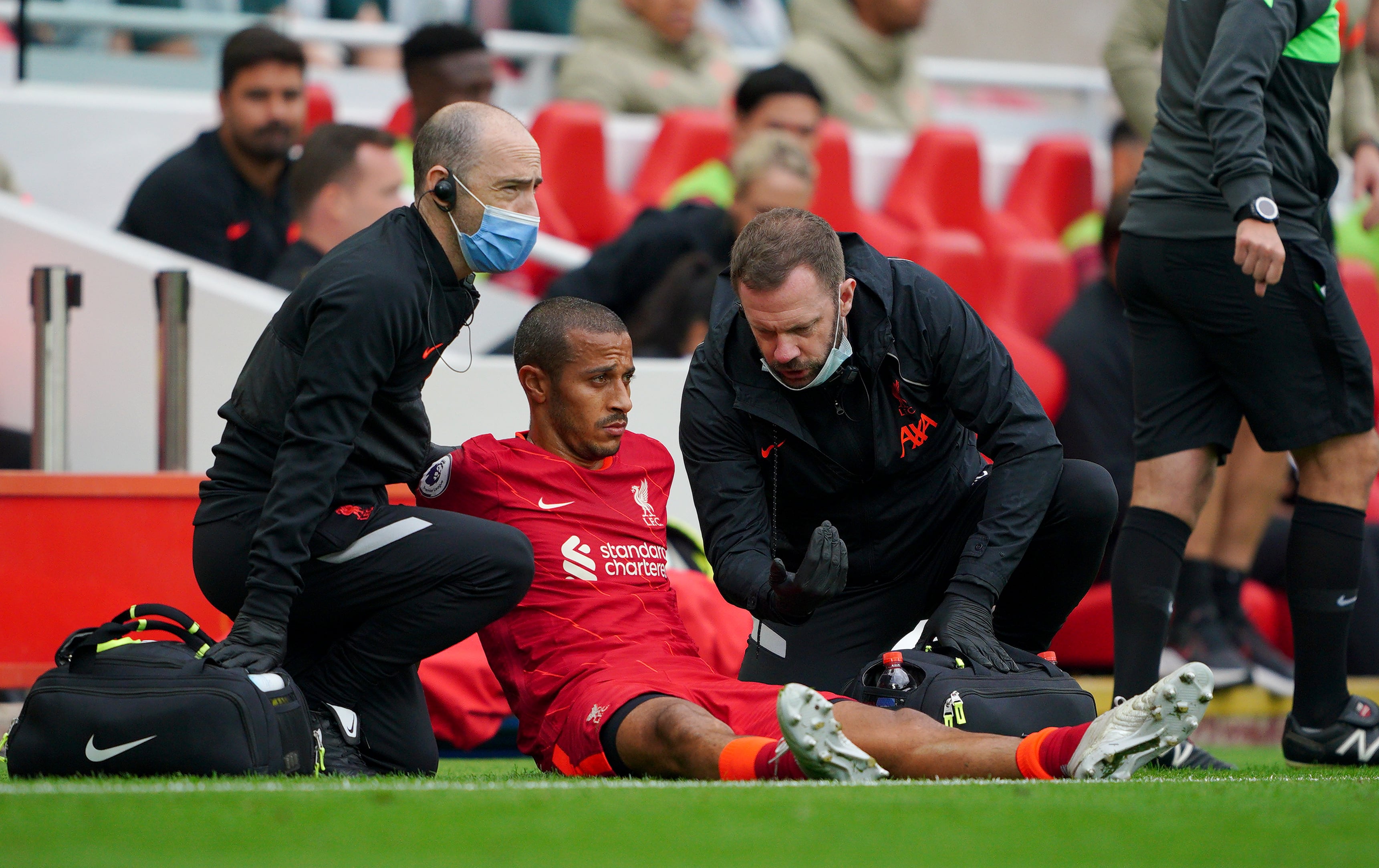 Thiago Alcántara, lesionado durante un partido del Liverpool de Premier League. (Photo by Peter Byrne/PA Images via Getty Images)