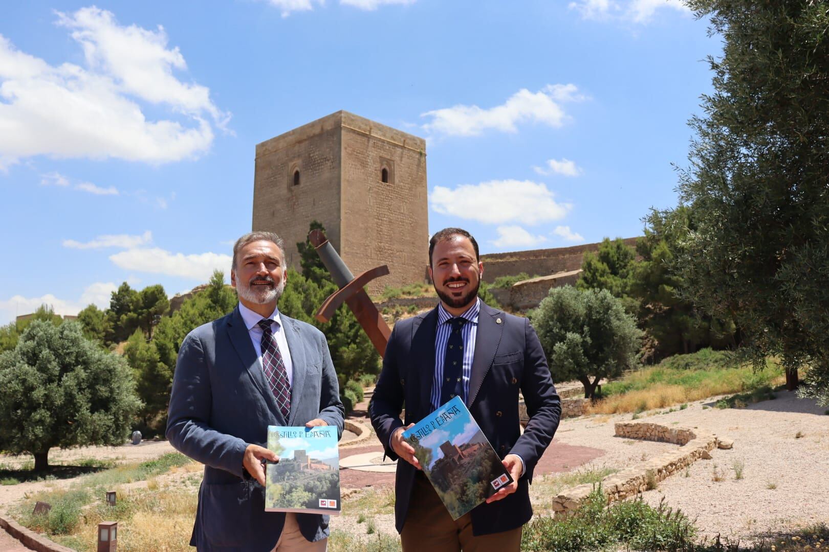 El presidente de la red, Javier Fitz-James Stuart, ha visitado este martes el castillo de la ciudad acompañado por el vicealcalde de Lorca, Francisco Morales-