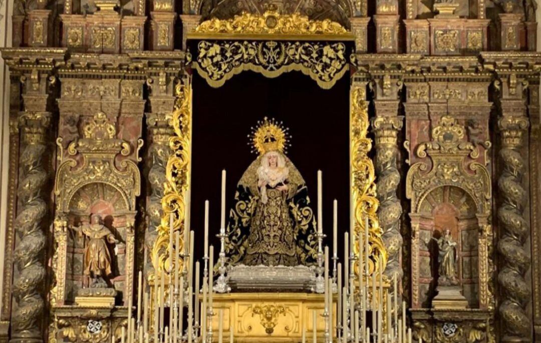 La Estrella en el altar de cultos de San Bernardo ante el retablo de la parroquia de San Jacinto