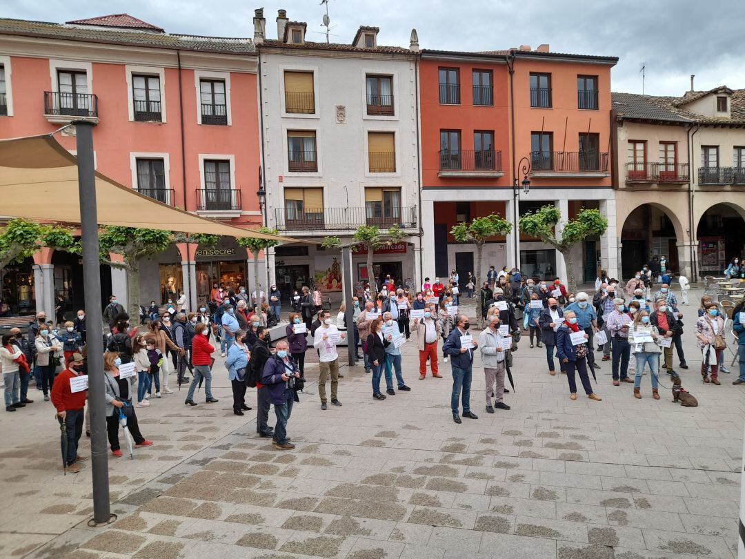 Los asistentes portaban carteles reivindicación solución a las principales deficiencias de la atención sanitaria en la comarca