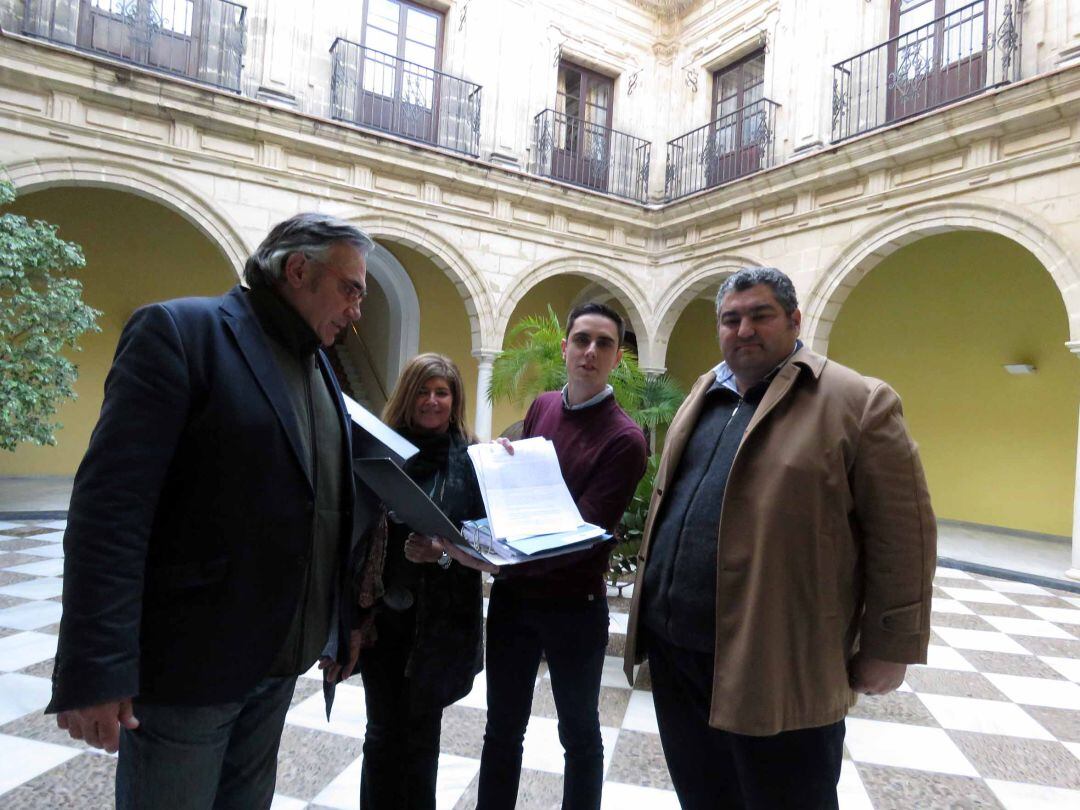 Los ediles populares en el patio del Ayuntamiento