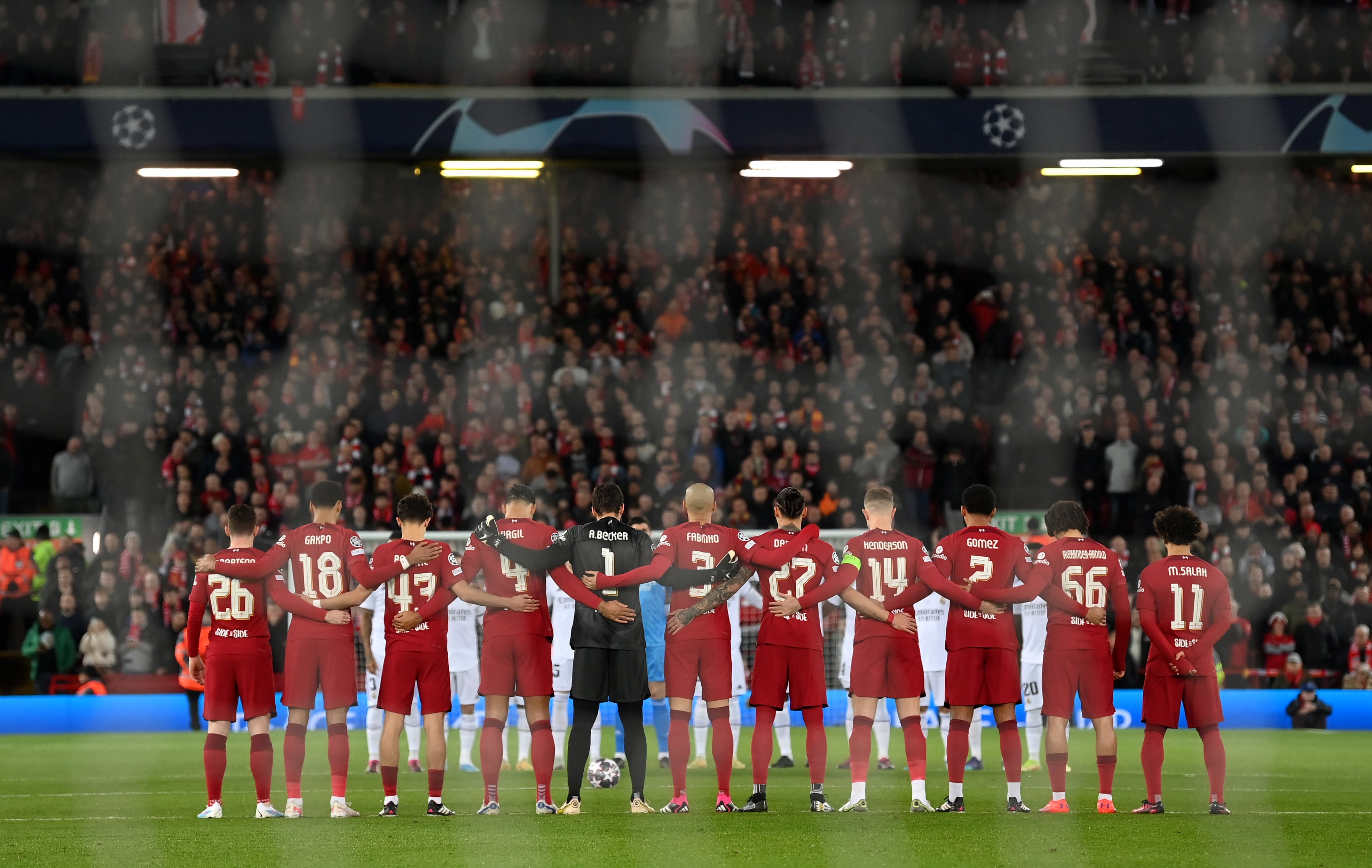 Real Madrid y Liverpool honraron la memoria de Amancio al inicio del partido.