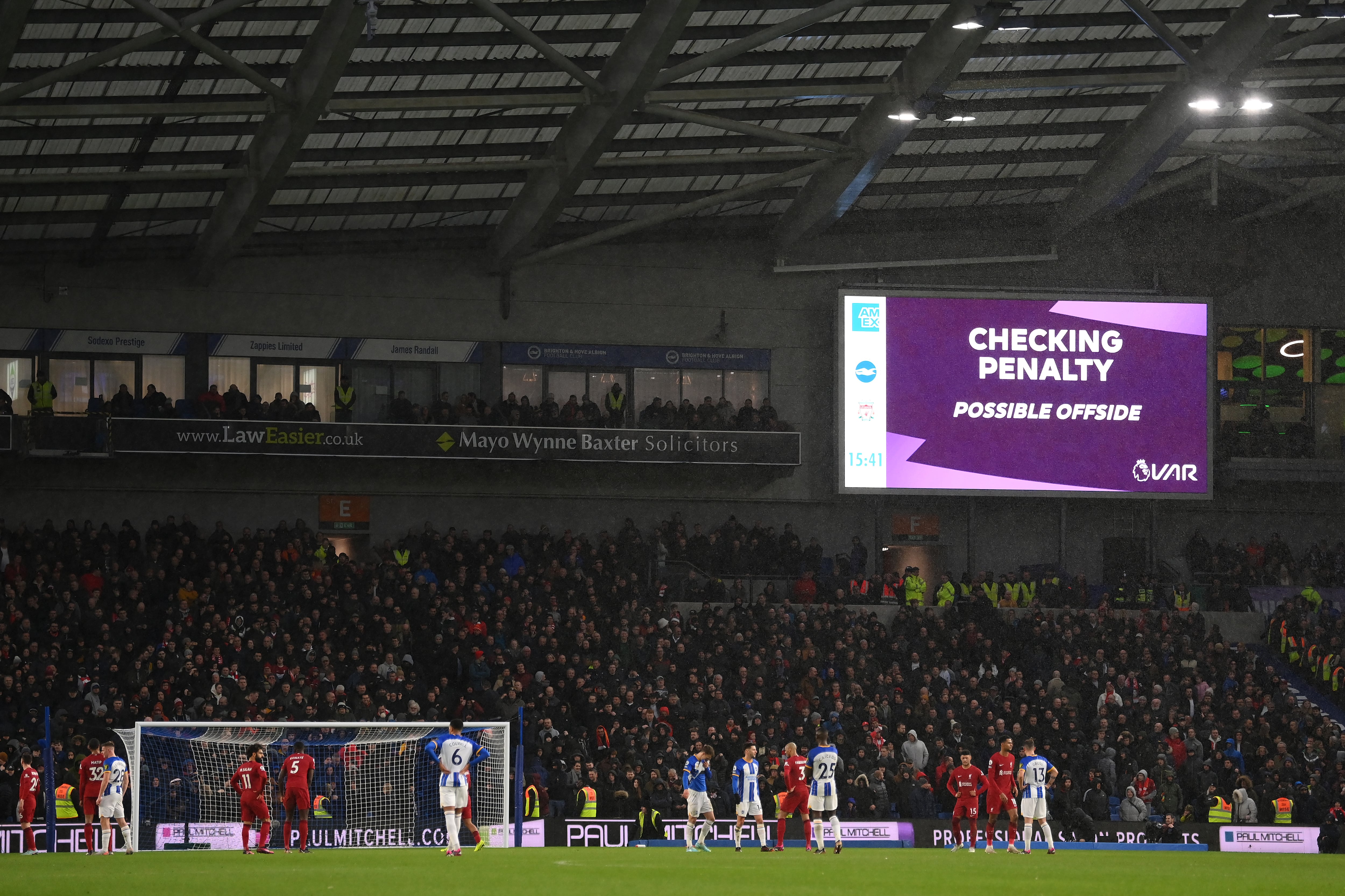 Revolución en el fútbol: los árbitros explicaran por megafonía y a la televisión las decisiones que tome el VAR en el Mundial de Clubes. (Photo by Mike Hewitt/Getty Images)