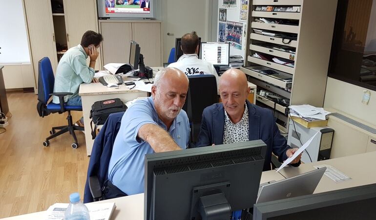 Javier Gómez Acebo y Javier Valladares en la redacción de Radio Santander antes de comenzar la tertulia  