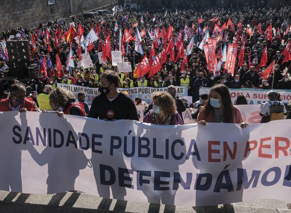 Varias personas con una pancarta en defensa de la sanidad pública, durante una manifestación convocada para demandar &quot;más recursos&quot; para Atención Primaria, en la Plaza da Quintana de Santiago de Compostela, a 14 de noviembre de 2021, en Santiago de Compostela, A Coruña, Galicia, (España). Convocada por SOS Sanidade Pública, con esta manifestación quieren reivindicar &quot;más recursos&quot; para la Atención Primaria y que las consultas sean presenciales, así como un &quot;presupuesto finalista&quot; para este nivel asistencial que suponga el 25% de la partida sanitaria.  SANIDAD;SANIDADE;SANTIAGO DE COMPOSTELA  César Arxina / Europa Press  14/11/2021