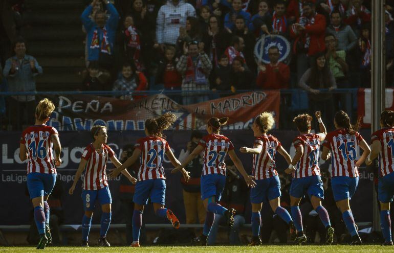 Las jugadoras del Atlético festejan uno de los tantos ante el delirio de la grada