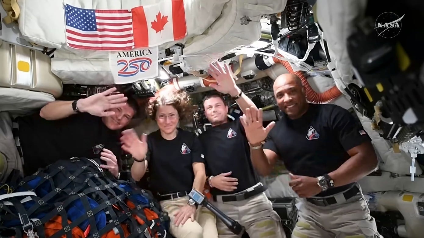 Captura de vídeo tomada de la cuenta oficial en X @NASA que muestra desde la izquierda a los astronautas; Reid Wiseman, Christina Koch, Jeremy Hansen y Victor Glover saludando durante una conversación en directo desde la nave Orión de la misión Artemis II con el presidente de Estados Unidos, Donald Trump.