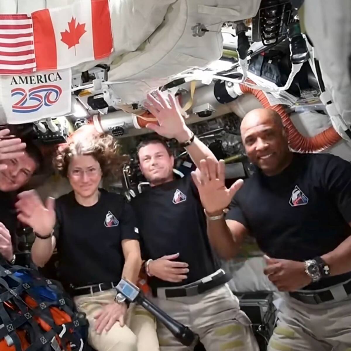Trump charla en directo con los astronautas de la misión Artemis II a la Luna