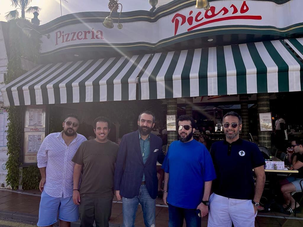 Turki y su círculo cercano en una pizzería de Puerto Banús.