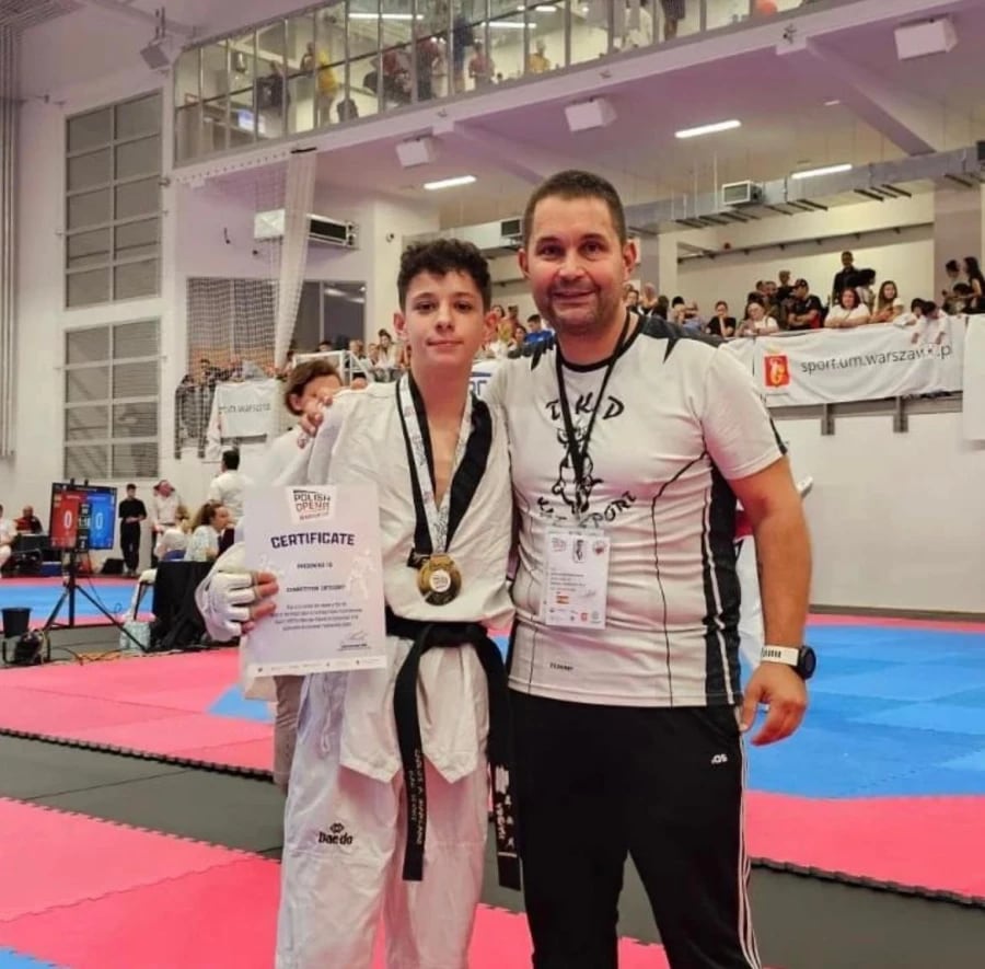 Adrián Davila con su entrenador |  Instagram: @club_taekwondo_kae_sport