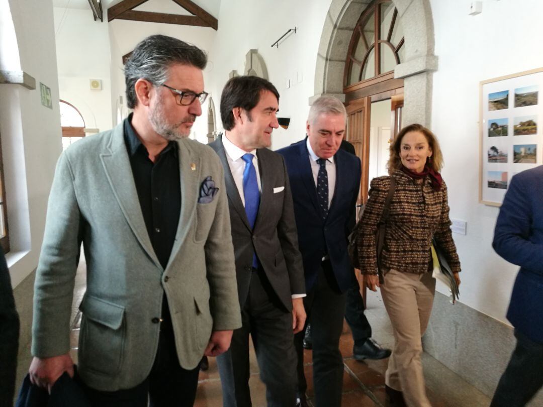 José Luis Vázquez (i) alcalde de La Granja junto al consejero de Medio ambiente Suárez Quiñones y el viceconsejero de Madrid Pablo Lezcano a su llegada al CENEAM de Valsaín