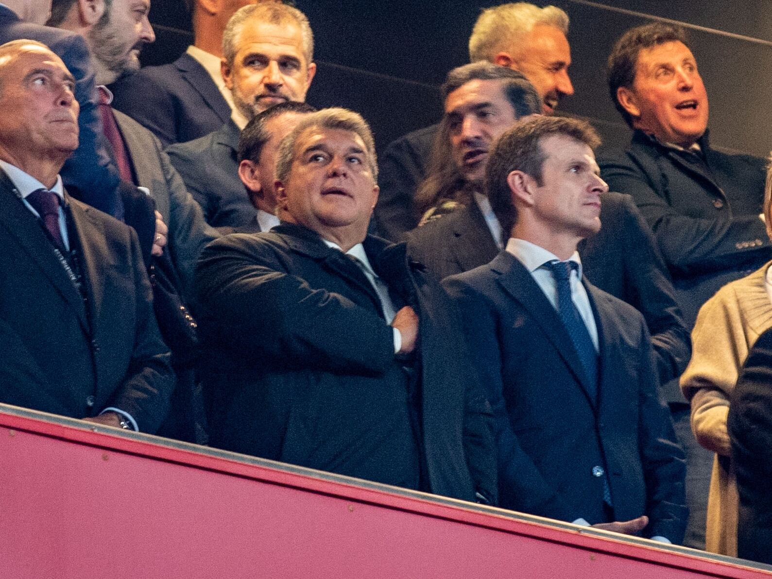 Los presidentes del Athletic Club, Jon Uriarte (4i) y del FC Barcelona, Joan Laporta (3i), antes del inicio de un partido entre ambos equipos