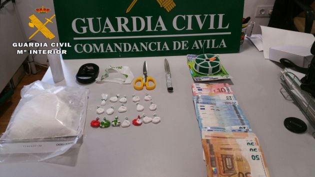 Droga y otras pruebas encontradas en el registro