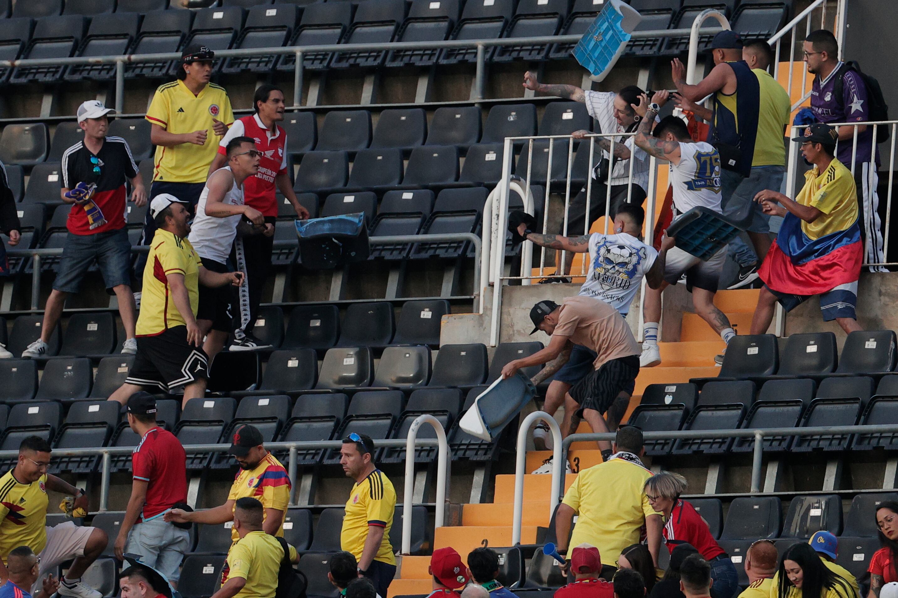 Aficionados colombianos e iraquíes se enfrentan en las gradas durante el encuentro amistoso entre las selecciones de Colombia e Irak, este viernes en el estadio de Mestalla, en Valencia.