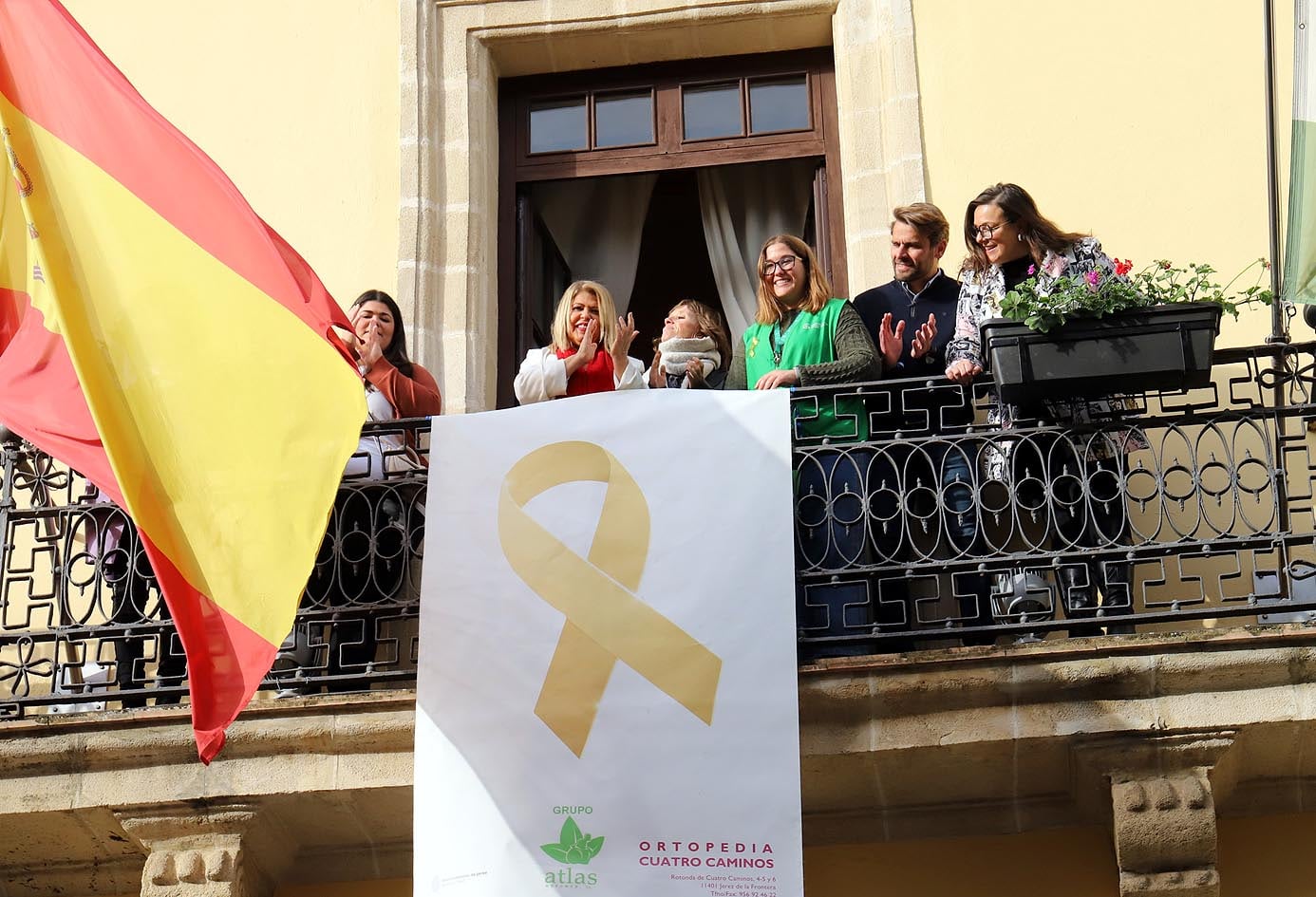 Acto de colocación del Lazo Amarillo en el Ayuntamiento / A.J