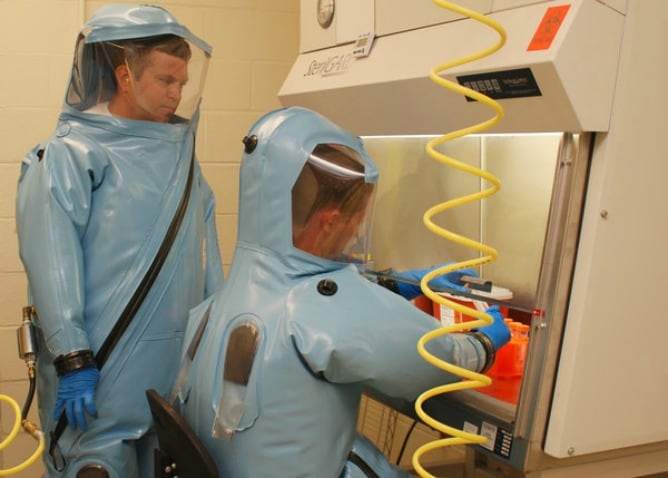 Gene Olinger y James Pettit, coautores del fármaco contra el Ébola, trabajando en un laboratorio de alta seguridad