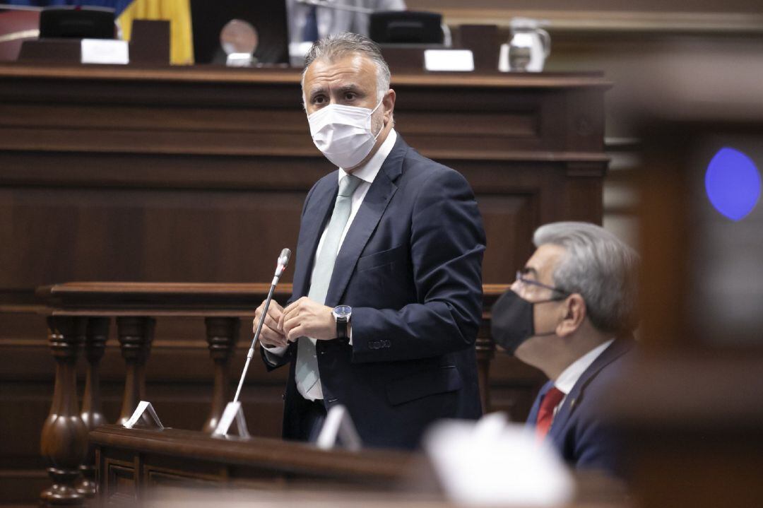 Archivo - El presidente de Canarias, Ángel Víctor Torres, en la sesión de control al Gobierno en el Pleno del Parlamento