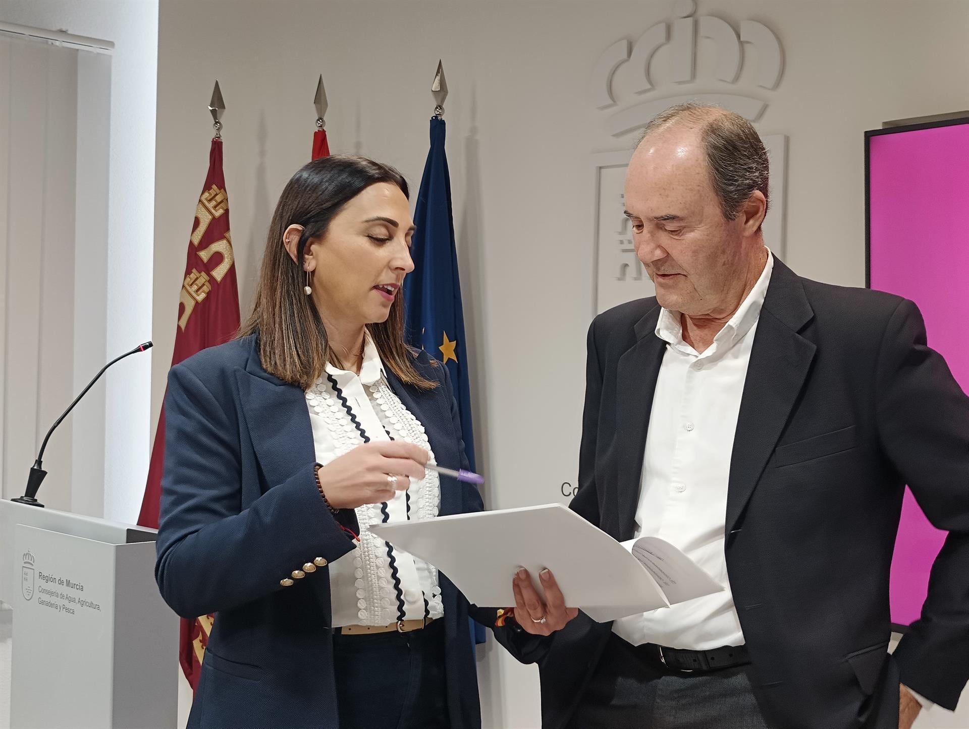 La consejera de Agua, Agricultura, Ganadería y Pesca, Sara Rubira, Sara Rubira, junto al director general de Industria Agroalimentaria y Asociacionismo Agrario, Fulgencio Pérez, en la sala de prensa de la Consejería